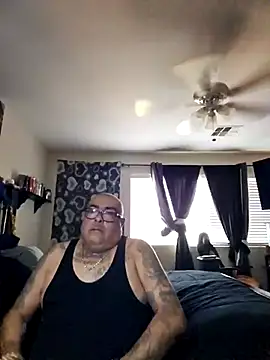 Snapshot of B1GLO chatting on November 23, 2025, 11:26 pm B1GLO online show from November 23, 2025, 11:26 pm