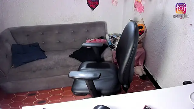 Emilycollei online show from April 3, 2026, 7:20 pm