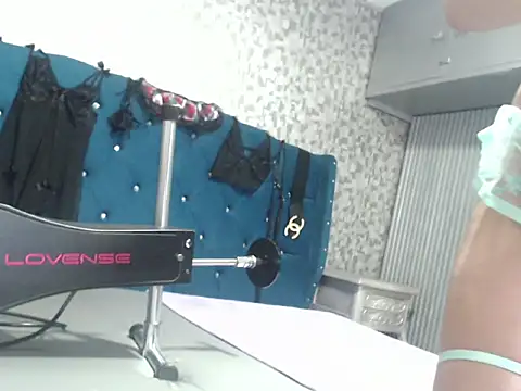 CrisstalPink online show from November 8, 2025, 4:49 am