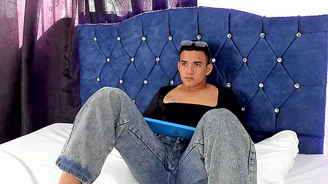 Snapshot of ArielMarquez chatting on October 9, 2025, 8:09 pm ArielMarquez online show from October 9, 2025, 8:09 pm
