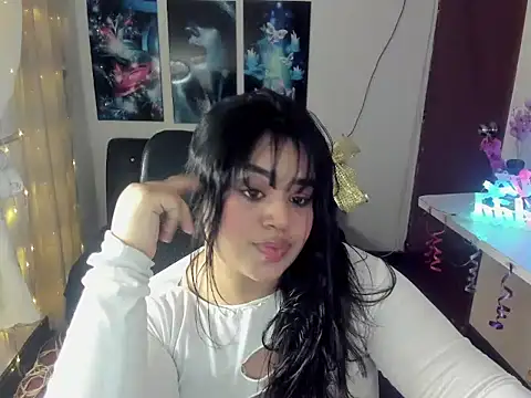 oliviia cute online show from November 14, 2025, 5:44 am