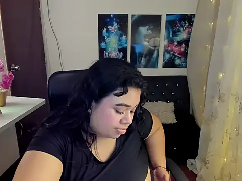 oliviia cute online show from November 7, 2025, 5:12 am