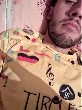 Snapshot of hique25 chatting on October 26, 2025, 12:55 am hique25 online show from October 26, 2025, 12:55 am