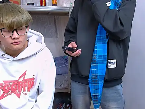 KK-cuteboy online show from December 14, 2025, 10:21 am