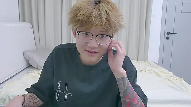 KK-cuteboy online show from April 4, 2026, 10:11 am