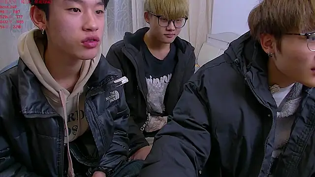 KK-cuteboy online show from December 21, 2025, 10:28 am