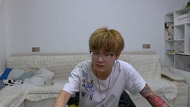 KK-cuteboy online show from February 25, 2026, 10:59 am