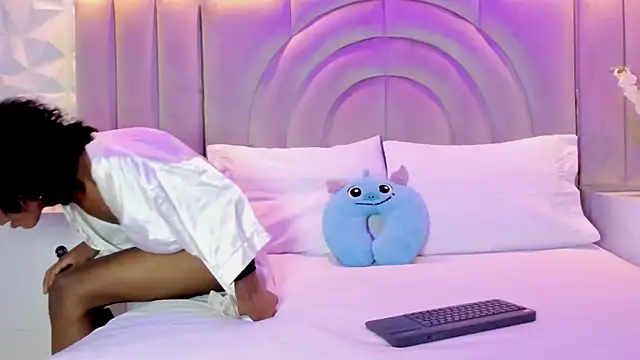 rebeca brown  online show from December 16, 2025, 11:47 am