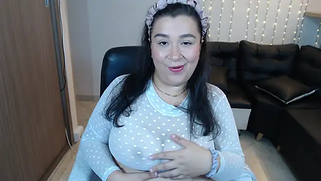 Snapshot of bella_sweet_01 chatting on October 10, 2025, 12:06 pm bella sweet 01 online show from October 10, 2025, 12:06 pm