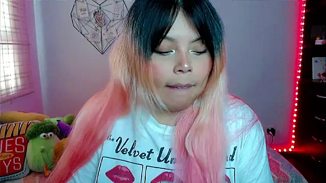 Snapshot of EllieMoonX chatting on February 2, 2026, 10:20 pm EllieMoonX online show from February 2, 2026, 10:20 pm