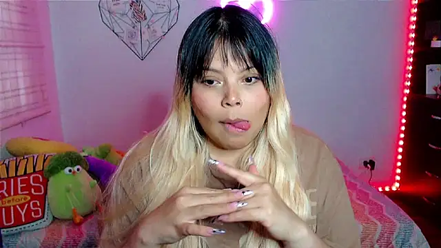 Snapshot of EllieMoonX chatting on March 3, 2026, 11:01 pm EllieMoonX online show from March 3, 2026, 11:01 pm