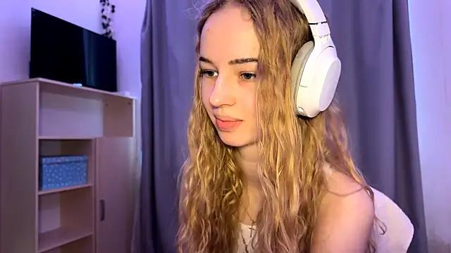 LunaCrave online show from October 22, 2025, 9:42 am