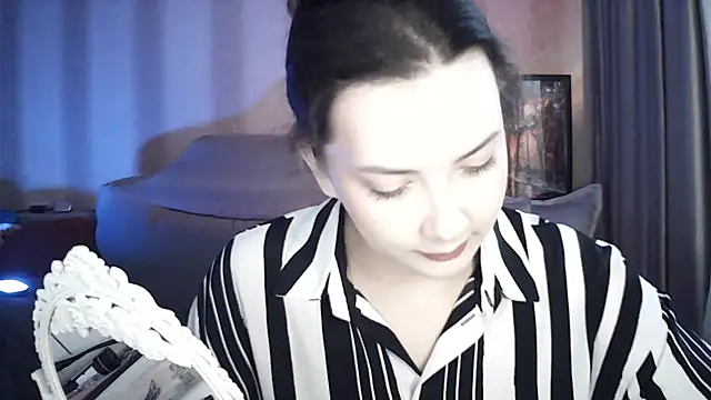 Snapshot of MoodieMira chatting on June 17, 2026, 5:34 pm MoodieMira online show from June 17, 2026, 5:34 pm