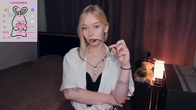 Snapshot of CleoStier chatting on October 9, 2025, 7:14 pm CleoStier online show from October 9, 2025, 7:14 pm