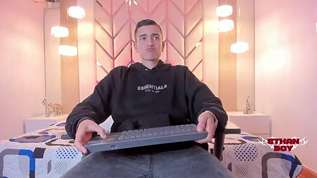 Ethan Boy  online show from February 19, 2026, 8:17 pm