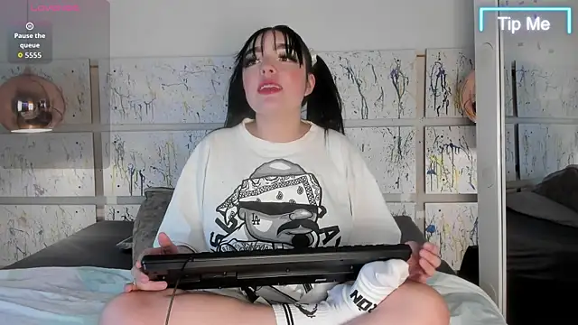 bubble  angel   online show from October 16, 2025, 11:40 am