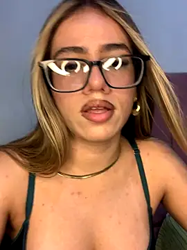 Snapshot of Shopia2790 chatting on October 24, 2025, 9:03 pm Shopia2790 online show from October 24, 2025, 9:03 pm