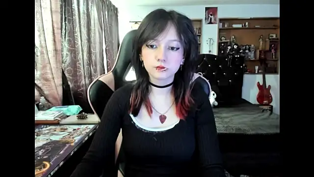 Maki Zein  online show from November 11, 2025, 4:13 pm