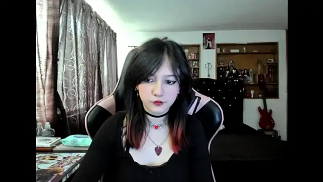 Maki Zein  online show from November 20, 2025, 5:46 pm