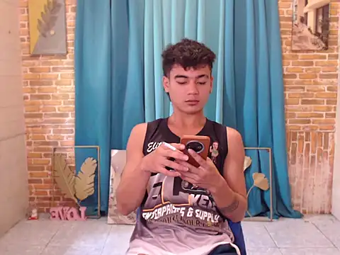 boy raphael online show from October 27, 2025, 4:35 am