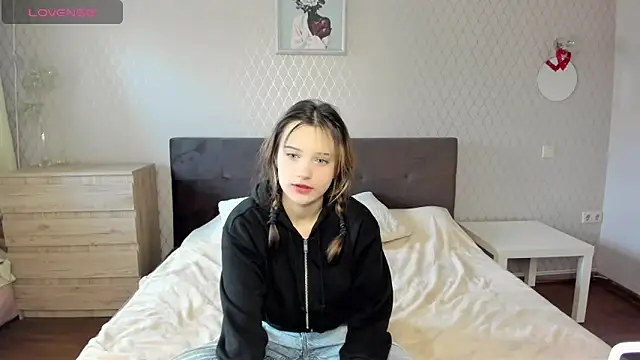 Snapshot of SofiMuse chatting on October 14, 2025, 6:14 am SofiMuse online show from October 14, 2025, 6:14 am