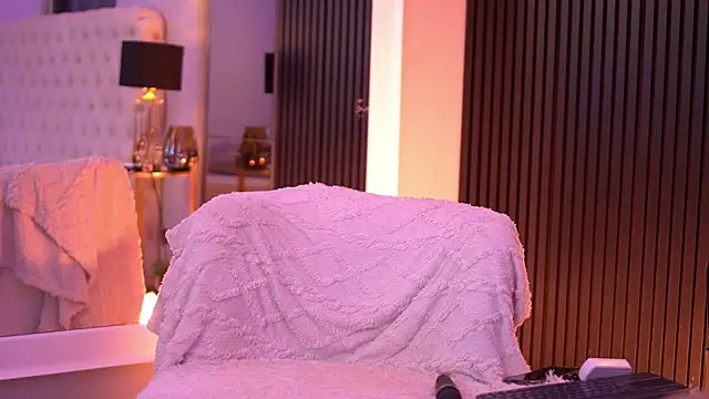 LuxenNoir online show from April 18, 2026, 5:54 am