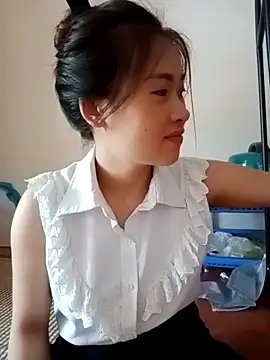 Snapshot of tuongvycute chatting on October 17, 2025, 3:32 am tuongvycute online show from October 17, 2025, 3:32 am