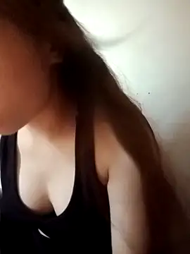 Snapshot of tuongvycute chatting on October 15, 2025, 2:43 am tuongvycute online show from October 15, 2025, 2:43 am