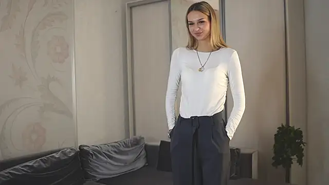 Velvessence online show from November 10, 2025, 11:37 am