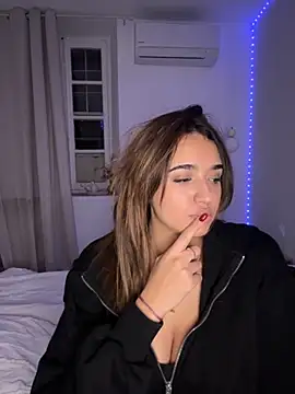 Snapshot of evaa_19 chatting on October 27, 2025, 10:00 pm evaa 19 online show from October 27, 2025, 10:00 pm