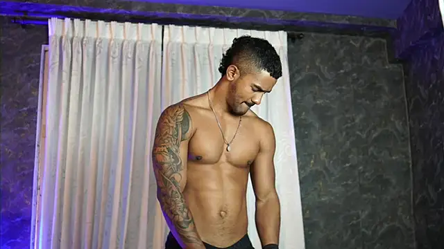 Snapshot of Reik_Vonn chatting on May 26, 2026, 2:04 pm Reik Vonn online show from May 26, 2026, 2:04 pm
