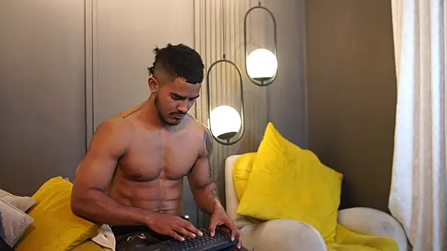 Snapshot of Reik_Vonn chatting on May 3, 2026, 8:23 pm Reik Vonn online show from May 3, 2026, 8:23 pm