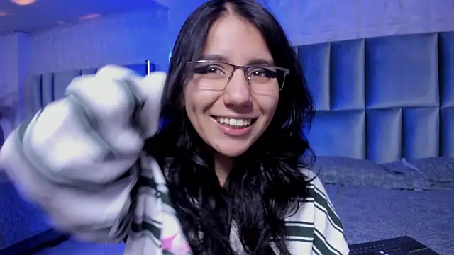 HollyPeach online show from March 8, 2026, 6:00 pm