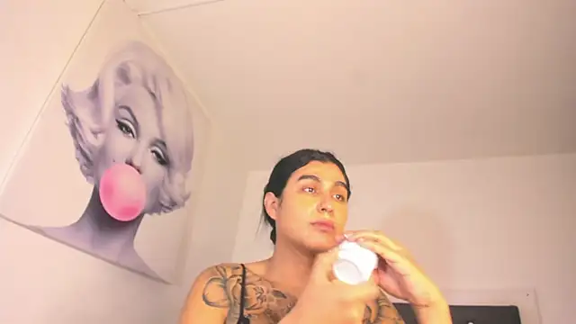 BiancaValentinna online show from November 12, 2025, 6:56 pm