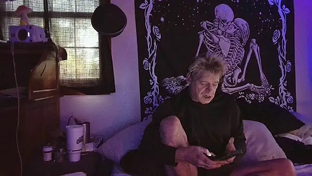 whitehole4bbc252 online show from April 21, 2026, 10:05 pm