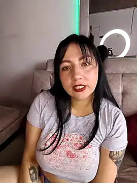 kitten25-hott online show from October 19, 2025, 6:43 pm