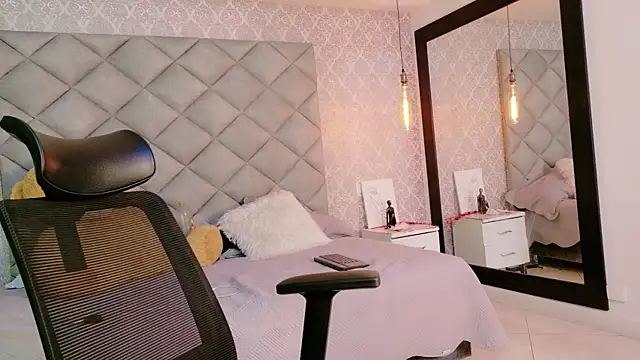 CARO ADAMS1 online show from February 6, 2026, 10:33 am