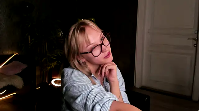 Snapshot of AnnieGitis chatting on October 13, 2025, 8:21 pm AnnieGitis online show from October 13, 2025, 8:21 pm