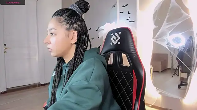 Aisha Goldstein online show from November 3, 2025, 5:56 am