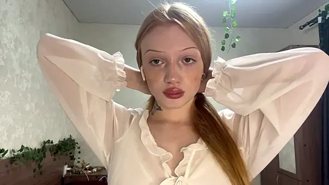 Iamlylu online show from November 18, 2025, 5:33 am