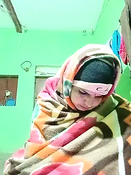 Karishma cute online show from November 17, 2025, 5:28 pm