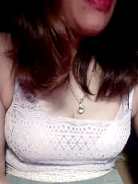 Snapshot of YiyinLy chatting on February 14, 2026, 9:15 pm YiyinLy online show from February 14, 2026, 9:15 pm