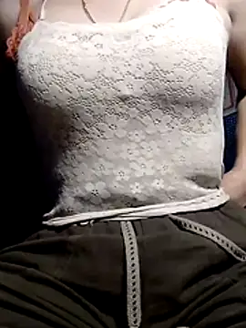 Snapshot of YiyinLy chatting on February 10, 2026, 1:10 pm YiyinLy online show from February 10, 2026, 1:10 pm