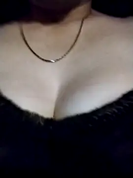 YiyinLy online show from October 16, 2025, 8:50 pm