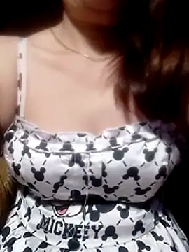 YiyinLy online show from April 3, 2026, 9:10 pm