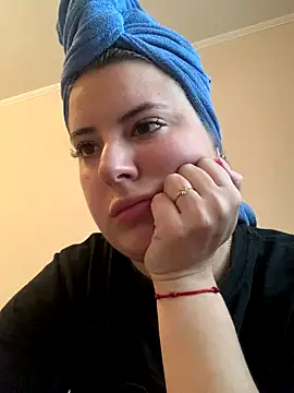 Snapshot of MiraCastellon chatting on October 18, 2025, 11:34 am MiraCastellon online show from October 18, 2025, 11:34 am