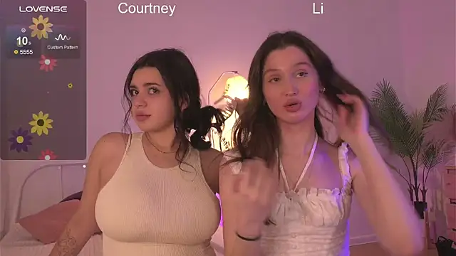 Snapshot of livinggirlslive chatting on October 13, 2025, 12:40 pm livinggirlslive online show from October 13, 2025, 12:40 pm