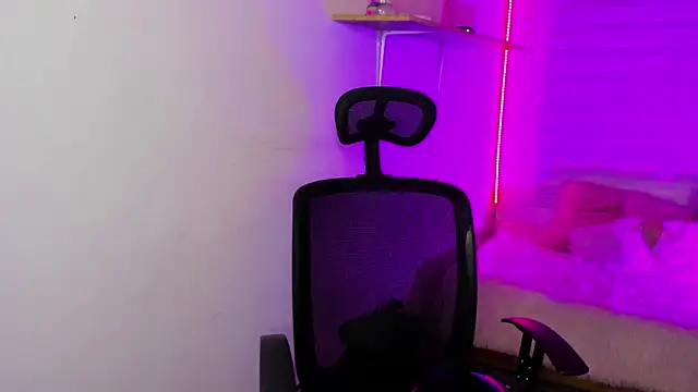 Emily Lindey online show from November 30, 2025, 3:18 am