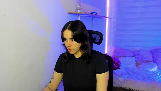 Emily Lindey online show from November 16, 2025, 3:22 am