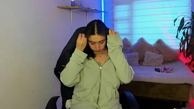 Emily Lindey online show from October 26, 2025, 7:14 pm